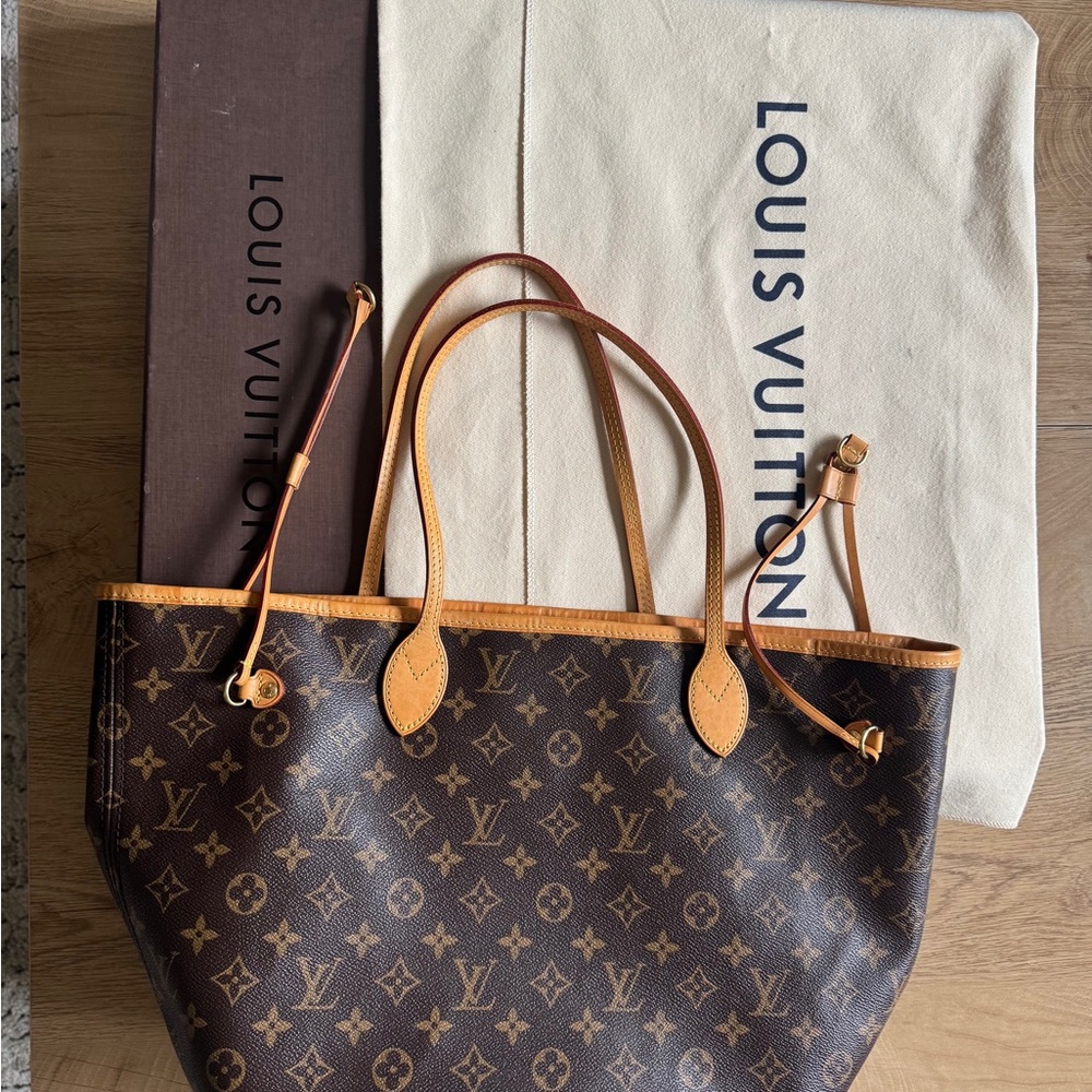 Louis Vuitton Classic Brown Monogram LV MM Neverfull. Comes with duster and box.